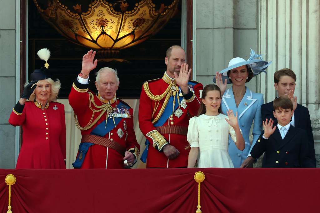 FOTODELDIA LONDRES (REINO UNIDO), 13/06/2026.- (De izquierda a derecha) La reina Camila de Gran Bretaña, el rey Carlos III, Guillermo, príncipe de Gales, la princesa Carlota, Catalina, princesa de Gales, el príncipe Jorge y el príncipe Luis en el balcón del Palacio de Buckingham durante el Desfile del Cumpleaños del Rey, Trooping the Colour, en Londres, Gran Bretaña, el 13 de junio de 2026. El Desfile del Cumpleaños del Rey es un evento ceremonial que realizan cada año los regimientos de la División de la Casa Real para celebrar el cumpleaños oficial del soberano británico. EFE/ANDY RAIN