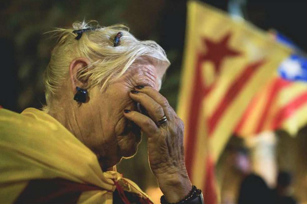 Una mujer que respalda la independencia de Cataluña reaccionaba mientras seguía en una pantalla gigante, el pasado 10 de octubre, la sesión del Parlamento catalán.  / Gonzalo Arroyo Moreno - Agencia Anadolu