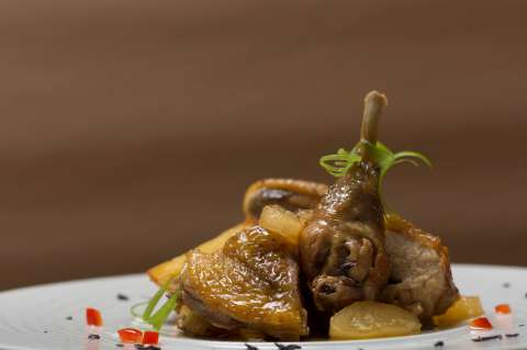 Así se prepara un exquisito sudado de gallina criolla