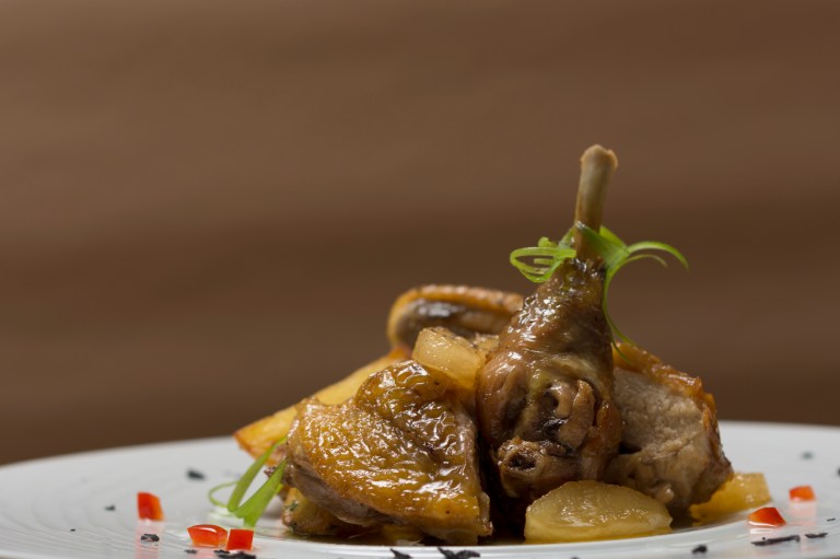 Así se prepara un exquisito sudado de gallina criolla