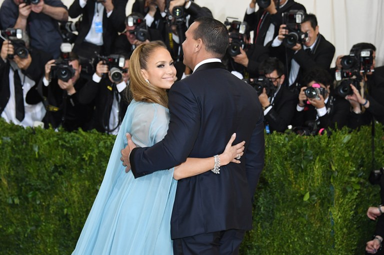 Jennifer Lopez presenta a Alex Rodriguez, su «bello macho»