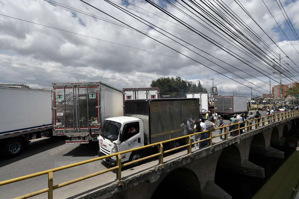 Bloqueos en la calle 13 de Bogotá por el paro camionero