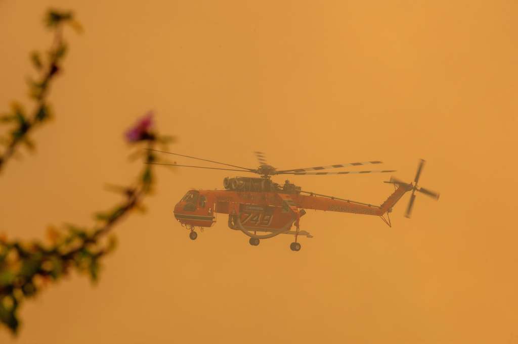 Nea Anchialos (Greece), 27/07/2023.- A firefighting helikopter operates during a wildfire at Nea Anchialos, near Volos, Greece, 27 July 2023. Explosions occurred at a munitions depot at Nea Anchialos base of the Hellenic Airforce near Volos in the afternoon of 27 July. According to authorities, the blast happened following a fire that had started in the Volos area and spread to the military airport, which functions as the base for the Tactical Air Force's 111 Combat Wing. (incendio forestal, Grecia) EFE/EPA/IKONOMOU VASSILIS