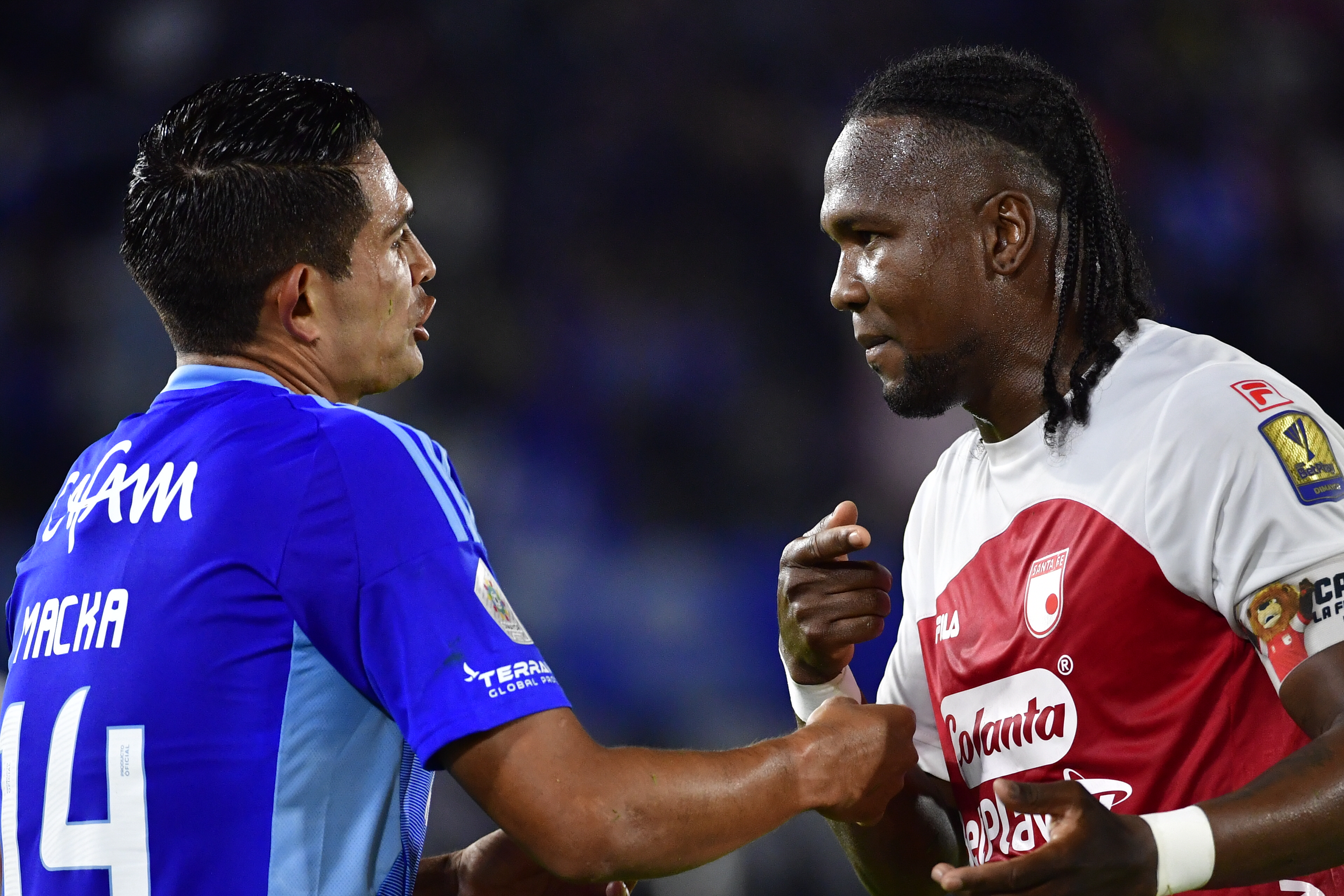 Jugador de Millonarios durante el compromiso ante Santa Fe en el Estadio El Campin de Bogotá, lo acompaña el jugador Hugo rodallega