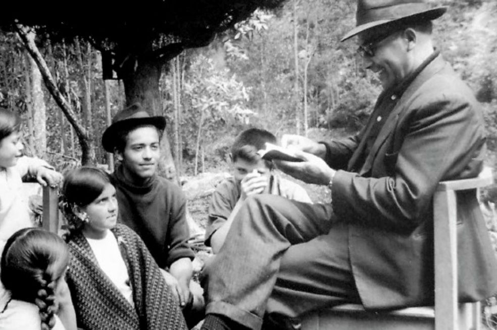 El reverendo Oliverio Mora Alvarado capacitando líderes cocuyanos, en la década de los años 70.