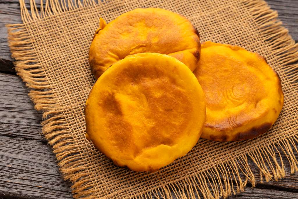 Arepas de zanahoria rellenas de queso