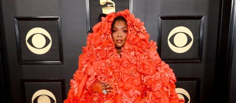 Lizzo aparece en la alfombra roja de los Grammy vestida de Dolce & Gabbana