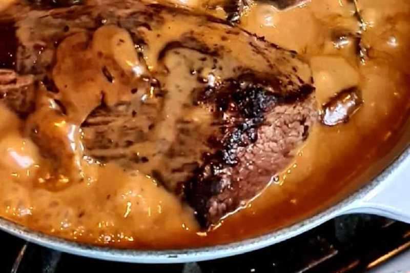 Desglase el fondo de la sartén y deje reducir. Agregue el caldo de pollo, la mostaza y la crema de leche, revuelva bien y reduzca. / Cortesía: Harry Sasson