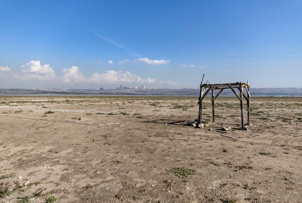 Istanbul (Turkey), 01/01/1970.- A general view of the partially dried-out reservoir at the Buyukcekmece dam in Istanbul, Turkey, 07 November 2023. According to the Istanbul Municipality data, the occupancy rate of Istanbul's dams has decreased to 17,01 percent due to the drought. Istanbul Municipality Water Administration (ISKI) stopped water intake into the city water network from the Buyukcekmece dam, whose water level dropped to 3.97 percent. (sequía, Turquía, Estanbul) EFE/EPA/ERDEM SAHIN