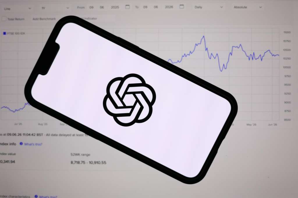 LIVERPOOL (United Kingdom), 09/06/2026.- The ChatGPT logo is displayed on a mobile phone over a stock market graph displayed on a laptop screen in Liverpool, Britain, 09 June 2026. Leading AI (artificial intelligence) and technology companies Anthropic, OpenAI, and SpaceX are preparing to go public this year at an estimated combined valuation of around four trillion dollars (approximately 3.44 trillion euros). (Reino Unido) EFE/EPA/ADAM VAUGHAN