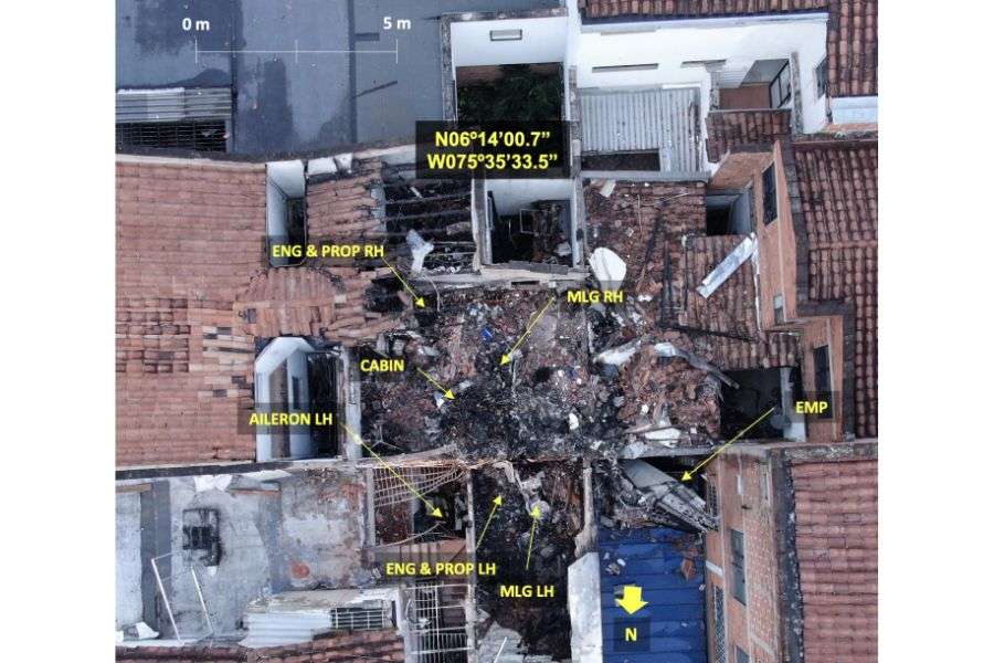 Vista superior del impacto de la avioneta en Medellín.