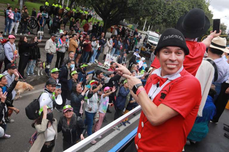 Caminata Por la Solidaridad Carroza caracol
Este Domingo 9 de Octubre el Canal caracol se solidarizó con la caminata por la solidaridad 2022, varios de sus talentos compartieron por varias horas con los transeúntes del recorrido que por tantos años se solidariza con los más necesitados.
