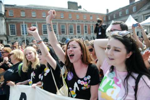 El sí al aborto gana en histórico referendo en Irlanda