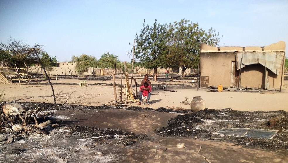 Los pocos habitantes de Nougboua que vivieron para contar el ataque de Boko Haram. /AFP