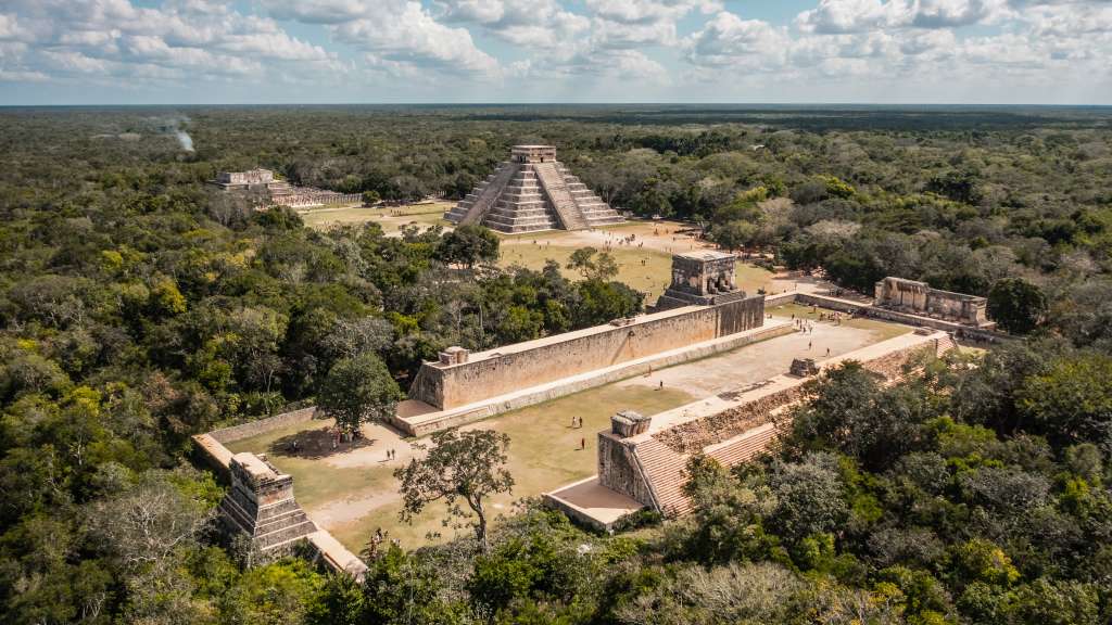 Las ciudades Mayas, llena de majestuosos templos y pirámides fueron principalmente centros ceremoniales.