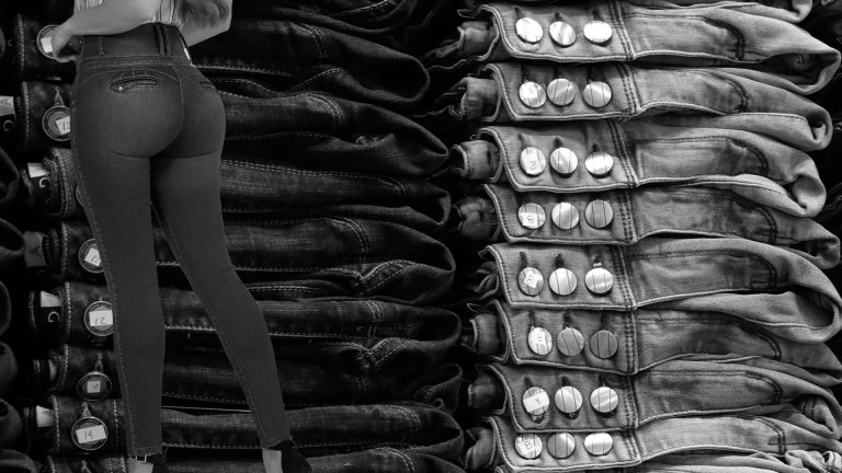 Jean levantacola: hecho en Colombia y un símbolo de la moda local
