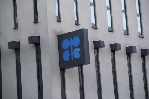Buscan sacar al mercado petrolero de un colapso provocado por la pandemia