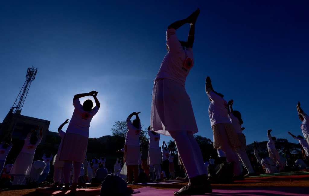 Bangalore (India), 04/02/2025.- School children and Yoga enthusiasts are silhouetted while performing 'Surya namaskar, or 'Sun salutation' on the occasion of 'Ratha Saptami' in Bangalore, India, 04 February 2025. Hundreds of yogis performed 108 sun salutations on 'Ratha Saptami' day, a day dedicated to worshipping of Lord Surya (or Sun god). EFE/EPA/JAGADEESH NV
