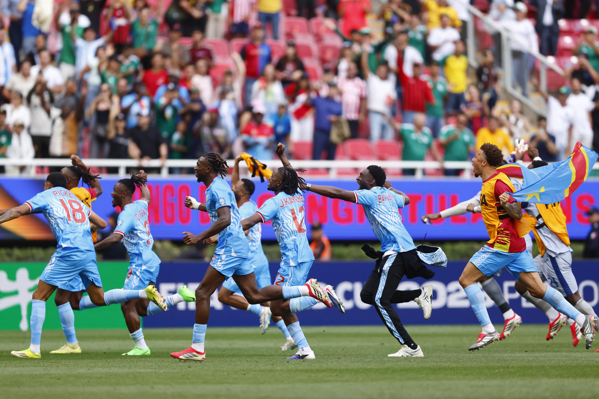 AMDEP2767. GUADALAJARA (MÉXICO), 31/03/2026.- Jugadores de la selección de la República Democrática del Congo celebran este martes, al finalizar un partido de repechaje para la Copa Mundial 2026 entre República Democrática del Congo y Jamaica en el Estadio Akron en Guadalajara (México). La República Democrática del Congo obtuvo el penúltimo cupo libre al Mundial al vencer en tiempo extra por 1-0 a Jamaica en la final de la repesca intercontinental jugada en el estadio Akron de la ciudad mexicana de Zapopan. EFE/ Francisco Guasco