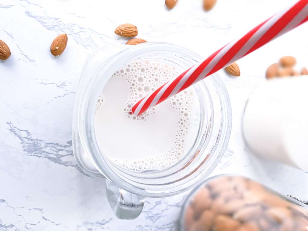 La leche de almendras es una opción para reemplazar la leche de vaca.