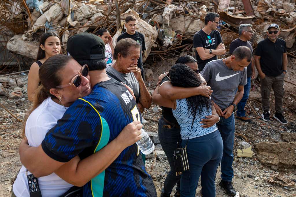 AME2228. MACUTO (VENEZUELA), 23/07/2026.- Familiares lloran durante una misa por las víctimas del doble terremoto de magnitud 7,2 y 7,5 de hace un mes en Venezuela que no han podido ser recuperadas en el edificio 'La Estrella', este lunes en Macuto (Venezuela). EFE/ Miguel Gutiérrez