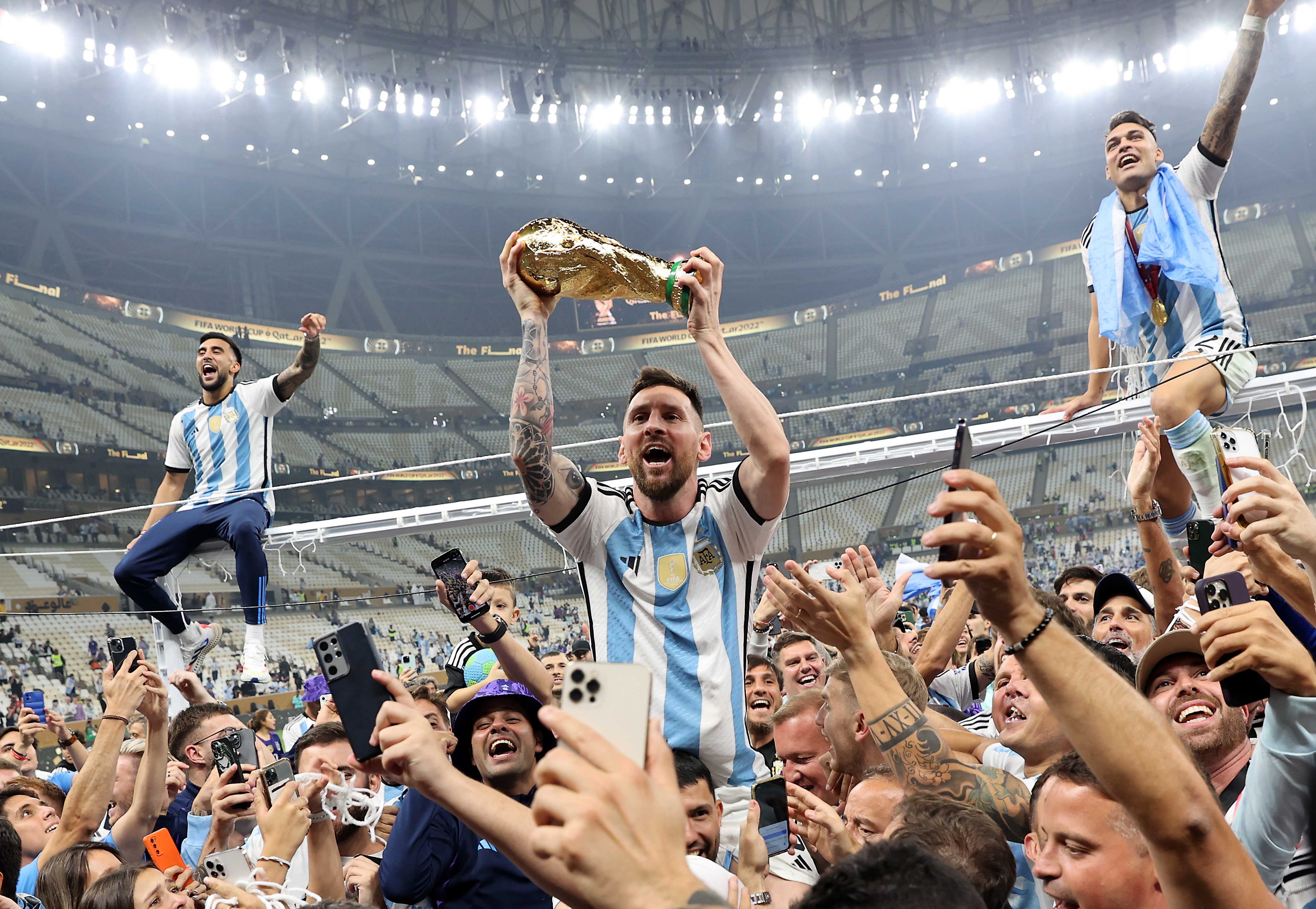 DICIEMBRE (10/10).- Lionel Messi (c) alza el trofeo del campeones del Mundial de Qatar 2022 después de que Argentina se impusiera a Francia en la final celebrada en el Lusail stadium, el 18 de diciembre. EFE/Tolga Bozoglu