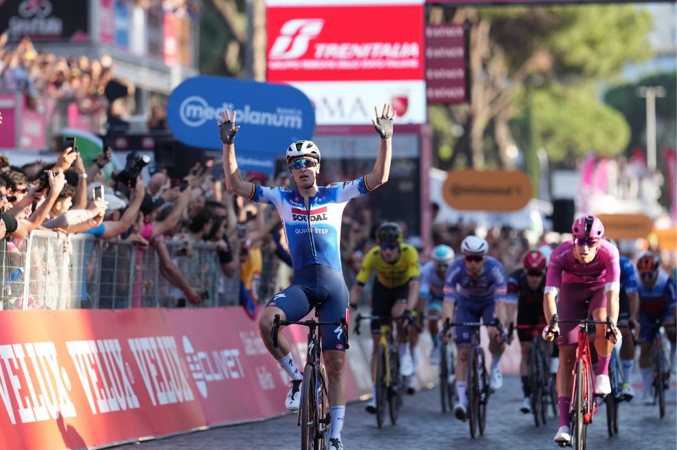 Tim Merlier (izq.) se llevó la victoria en la etapa 21 del Giro de Italia. Fernando Gaviria fue cuarto.