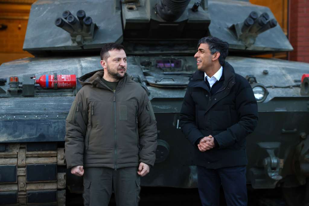 Lulworth Camp (United Kingdom), 08/02/2023.- Ukraine's President Volodymyr Zelensky (L) and British prime minister Rishi Sunak (R) meet with tank crews from Ukraine's armed forces being trained to use a Challenger 2 main battle tank by members of British Army in Lulworth Camp in Lulworth Camp, Britain, 08 February 2023. UK forces trained 10,000 Ukrainian troops in 2022 and aims to assist at least 20,000 more this year, Sunak said in Parliament. (Ucrania, Reino Unido) EFE/EPA/HOLLIE ADAMS / POOL