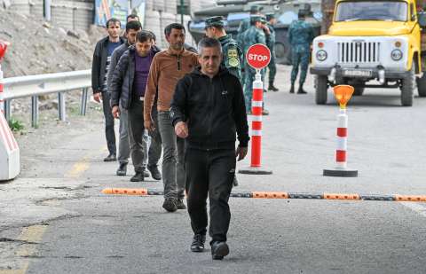 Comienza el éxodo hacia Armenia de miles de refugiados de Nagorno Karabaj