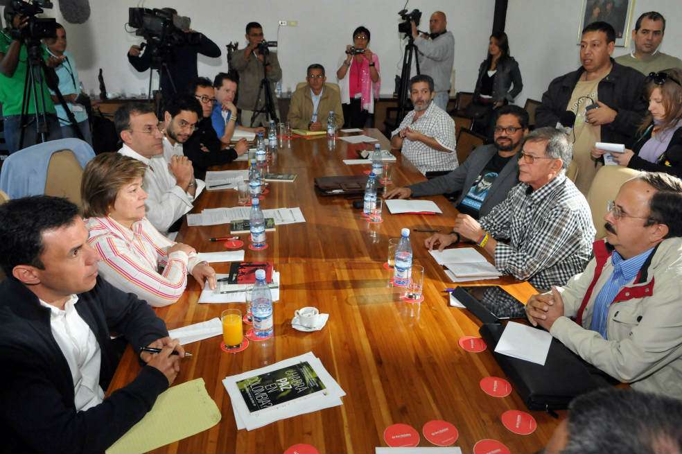 El grupo negociador de las Farc junto a los congresistas , Juan Mario Laserna, Alfonso Prada, Iván Cepeda, Roy Barreras, Gloria Inés Ramírez y Guillermo Rivera. / EFE