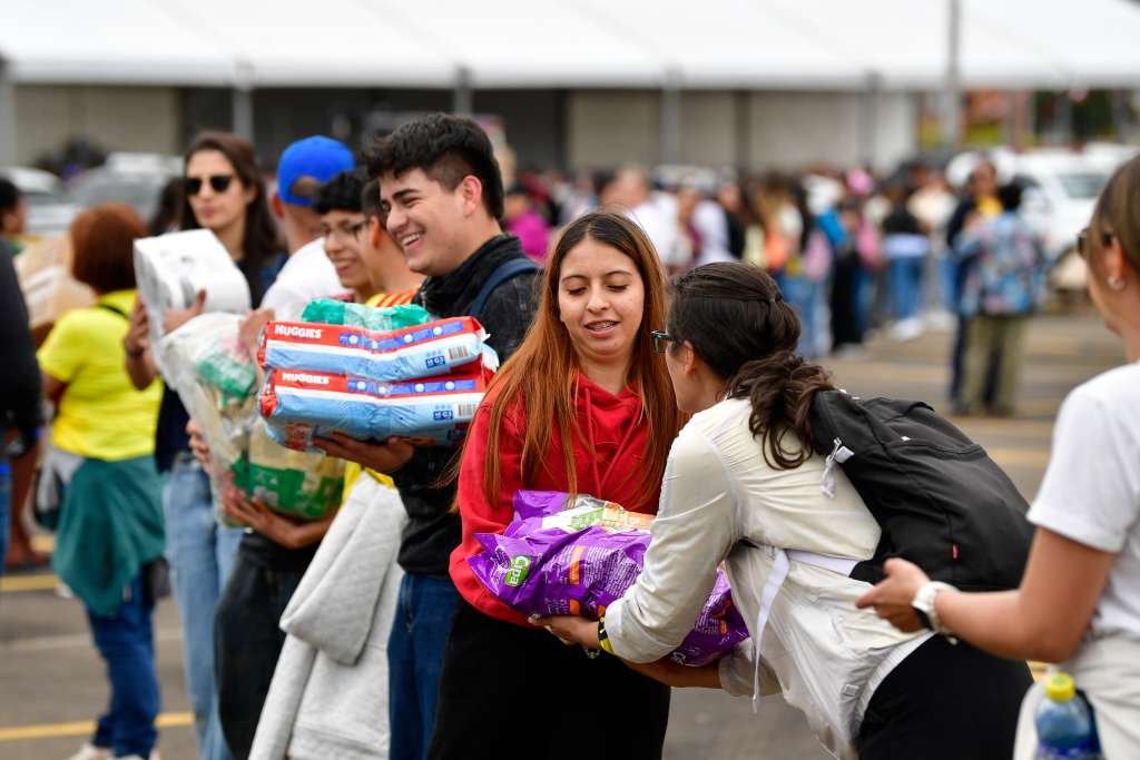 Centro de acopio en Bogotá para recolección de ayudas humanitarias o alimentos de primera necesidad para los afectados del terremoto en Colombia (Manizales, Cali, Pereira y Chocó)