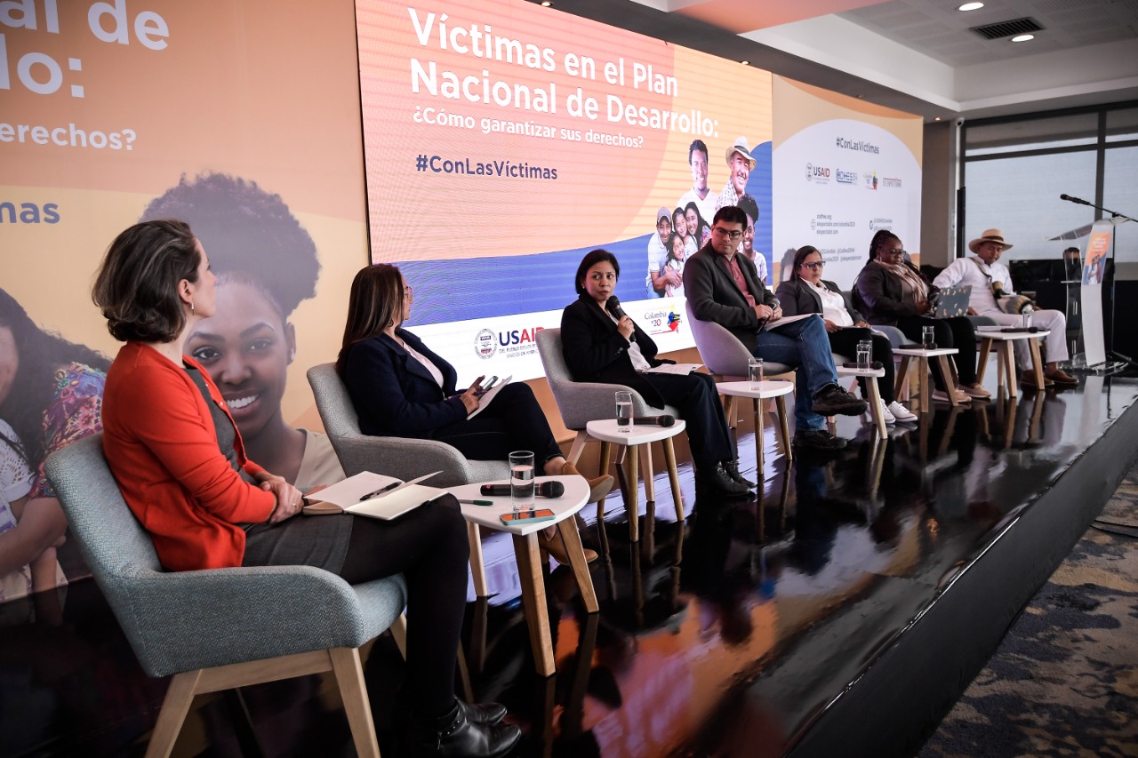 En el foro participaron funcionarios de la Unidad de Víctimas, el DNP, el Mininterior, la UNP, entre otras entidades del Estado, junto a líderes de la Mesa Nacional de Víctimas y organizaciones étnicas y territoriales.