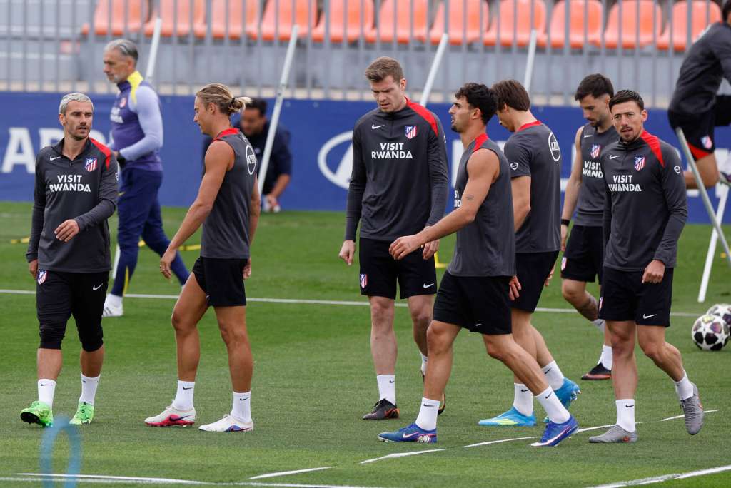 MAJADAHONDA (MADRID), 07/04/2026.-Los jugadores del Atlético de Madrid Antoine Griezmann, Marcos Llorente, Alexander Sorloth, Marc Pubill y Clement Lenglet, durante el entrenamiento este martes en la Ciudad Deportiva Atlético de Madrid en Majadahonda (Madrid), previo al partido de Liga de Campeones mañana miércoles frente al Barcelona.-EFE/ Javier Lizón