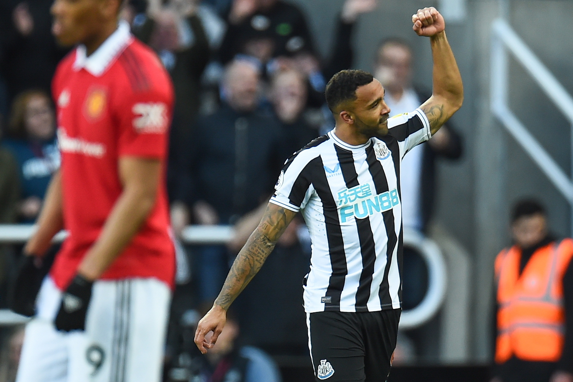 Newcastle (United Kingdom), 02/04/2023.- Callum Wilson of Newcastle United celebrates after scoring the team's second goal during the English Premier League soccer match between Newcastle United and Manchester United in Newcastle, Britain, 02 April 2023. (Reino Unido) EFE/EPA/Peter Powell EDITORIAL USE ONLY. No use with unauthorized audio, video, data, fixture lists, club/league logos or 'live' services. Online in-match use limited to 120 images, no video emulation. No use in betting, games or single club/league/player publications