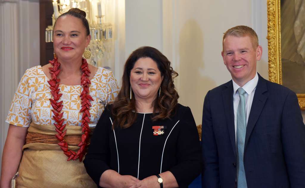 Wellington (Australia), 24/01/2023.- New Zealand Deputy Prime Minister Carmel Sepuloni (L), Governor General Dame Cindy Kiro (C) and Prime Minister Chris Hipkins (R) during a swearing-in ceremony at Government House in Wellington, New Zealand, 25 January 2023. Hipkins, 44, received unanimous support from Labour's 64-strong caucus on 22 January and faces the general election on 14 October 2023. (Nueva Zelanda) EFE/EPA/BEN MCKAY AUSTRALIA AND NEW ZEALAND OUT