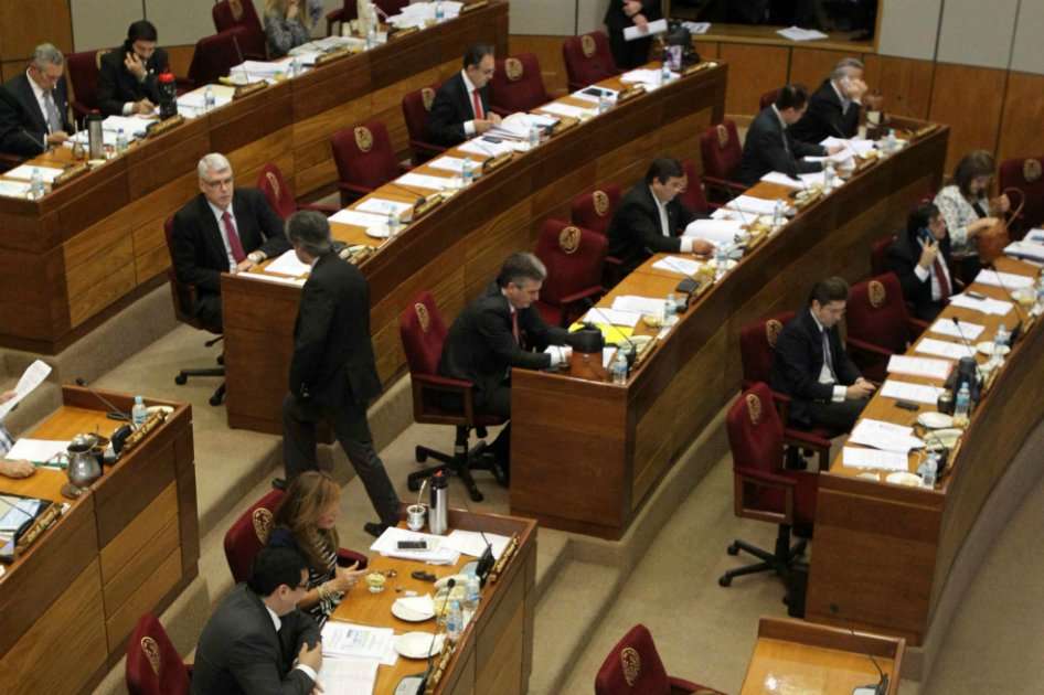 Senadores paraguayos participan en en el debate de Pyrawebs. / EFE