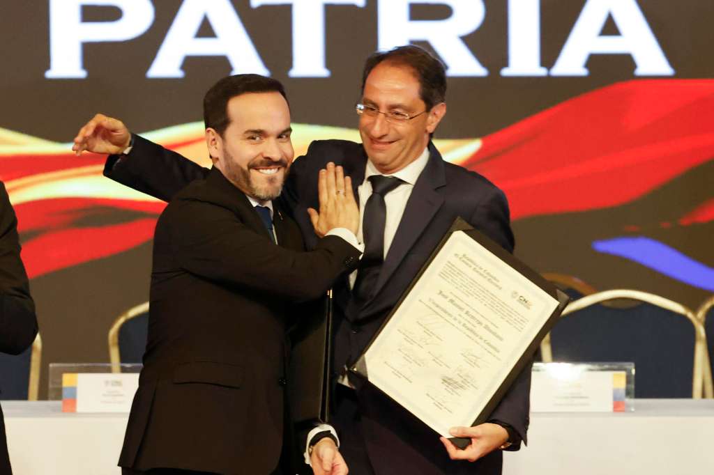 AME4312. BOGOTÁ (COLOMBIA), 25/06/2026.- El ultraderechista Abelardo de la Espriella (i) reacciona junto a su fórmula vicepresidencial, José Manuel Restrepo, durante la entrega del Consejo Nacional Electoral (CNE) de su credencial como presidente electo de Colombia tras ganar la segunda vuelta de las elecciones, este jueves, en Bogotá (Colombia). EFE/ Mauricio Dueñas Castañeda
