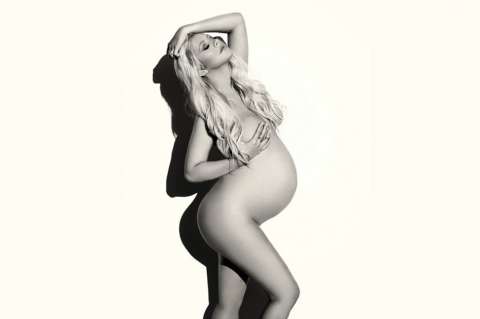 Christina Aguilera posa desnuda y muestra su embarazo