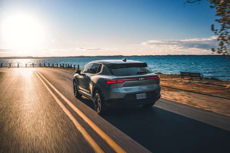 Equinox EV tiene una potencia de 288 caballos. Su torque es de 451 Nm y su aceleración de 0 a 100 km/h está en los 6 segundos.