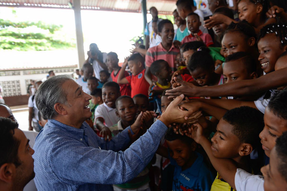 Desde el coliseo de la Institución Educativa Misional Santa Teresita, en Tumaco, el Vicepresidente de la República, General (r) Óscar Naranjo, puso en marcha el Centro Integrado de Inclusión Social y Convivencia. / Prensa Vicepresidencia