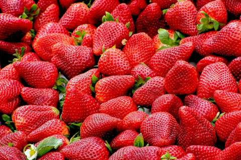 Detienen a mujer por insertar agujas en fresas que estaban a la venta