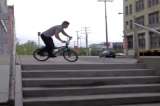 Tim Knoll muestra sus habilidades sobre una bicicleta