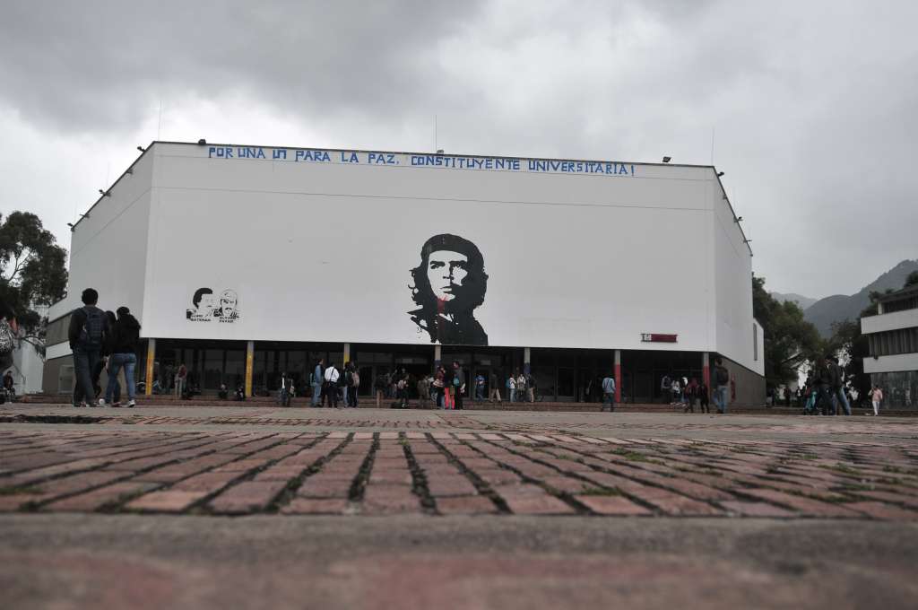 Aspectos del interior de esta universidad ubicada en Bogotá durante el regreso a clases, dentro de sus instalaciones se destaca la plaza del Che Guevara