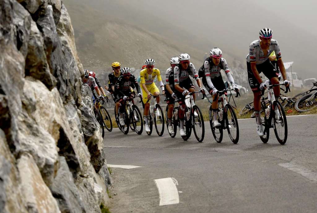 (France), 19/07/2025.- Yellow Jersey overall leader Slovenian rider Tadej Pogacar of UAE Team Emirates and the peloton in action at the Tourmalet during the 14th stage of the Tour de France cycling race over 182.6km from Pau to Luchon-Superbagneres, France, 19 July 2025. (Ciclismo, Francia) EFE/EPA/MARTIN DIVISEK
