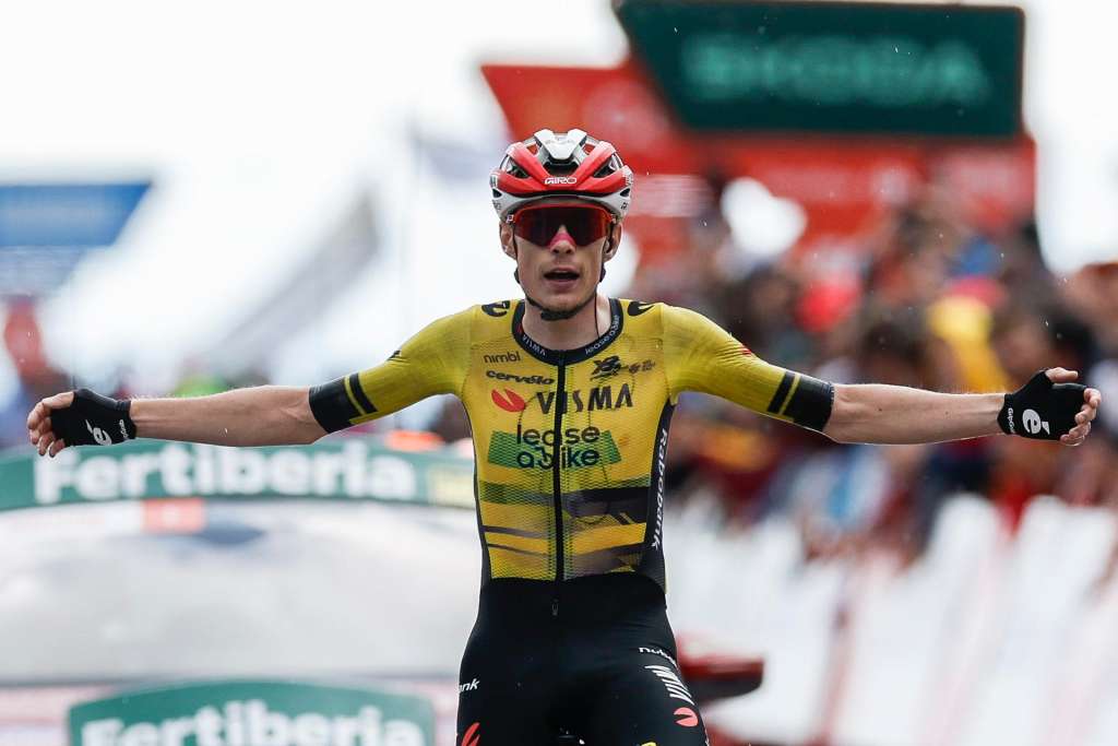 FOTODELDIA VALDEZCARAY (LA RIOJA), 31/08/2025.- El ciclista danés del Visma Jonas Vingegaard celebra su victoria en la novena etapa de La Vuelta a España, de 195 kilómetros entre Alfaro y la estación de esquí de Valdezcaray, este domingo. EFE/ Javier Lizón