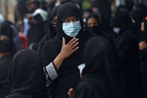 Más de 400 hombres manosearon a una mujer en Pakistán; ahora es culpada por ello