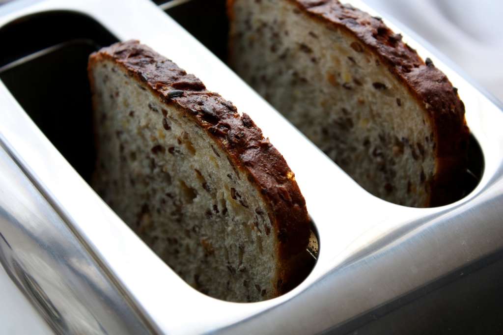 Limpiar a profundidad tu tostadora no solo mejorará su apariencia, sino que también contribuirá a su buen funcionamiento y prolongará su vida útil.