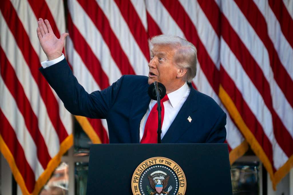 WASHINGTON (United States), 15/10/2025.- US President Donald Trump during a ceremony to posthumously award Charlie Kirk the Presidential Medal of Freedom, in the Rose Garden of the White House in Washington, DC, USA, 14 October 2025. EFE/EPA/WILL OLIVER