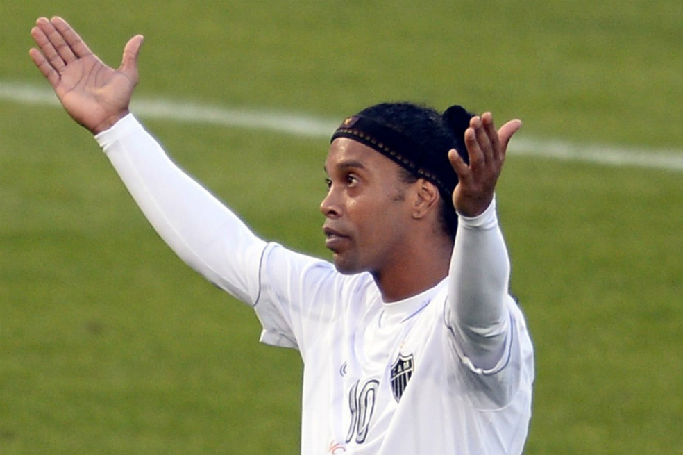 Ronaldinho le da gracias a su eterno amor, la pelota / AFP