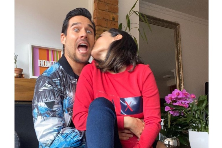 El matrimonio de Carmen Villalobos y Sebastián Caicedo ha sido uno de los más admirados en el mundo de la farándula. En esta imagen, disfrutaban del tiempo que podían compartir juntos gracias a la cuarentena. Lucían bastante enamorados.